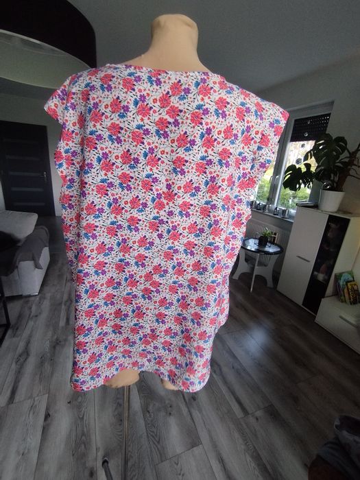 R.46 zwiewna bluzeczka bez rękawów w kwiatuszki plus size