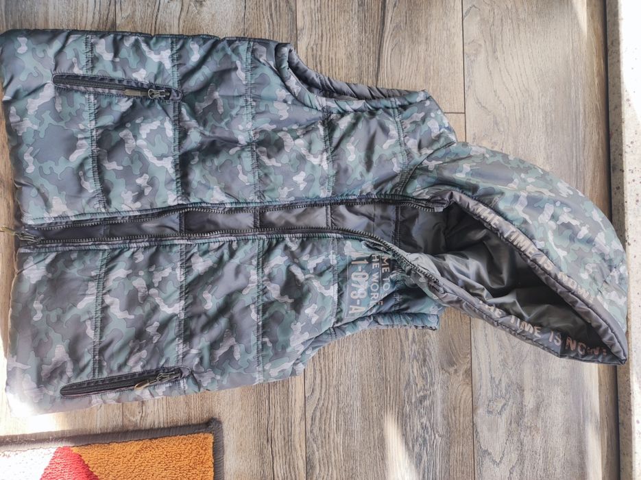 Bezrękawnik kamizelka puchowa dwustronna Coccodrillo z kapturem moro khaki 152