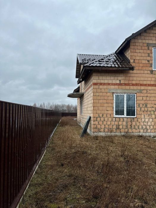 Якісний будинок з монолітним перекриття і великою ділянкою - Макарів