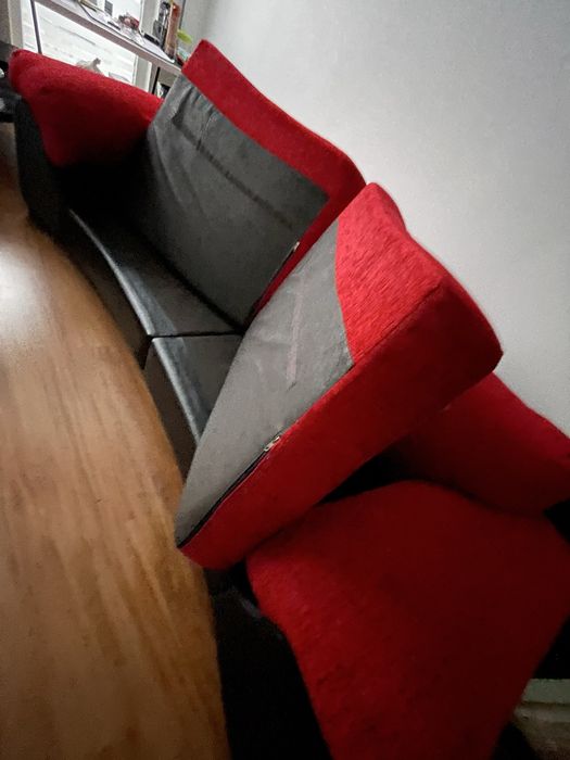 Sofa 4 lugares, muito confortavel, de design, madeira maciça.