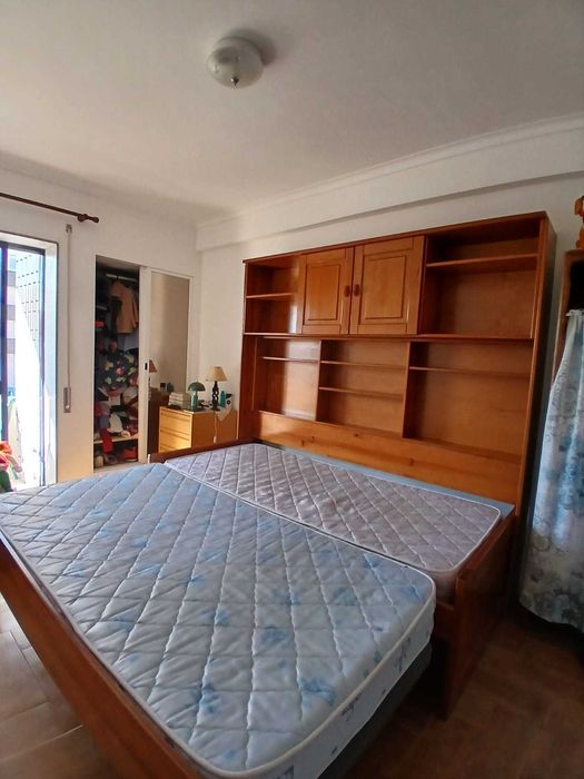 Cama dupla extensível com gavetão, estante em madeira e colchões