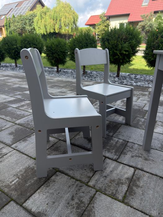 Zestaw mebli dziecięcych – 8 stolików i 15 krzesełek