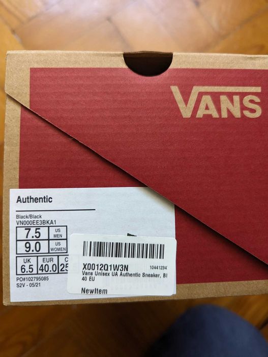 Sapatilhas Vans modelo AUTHENTIC