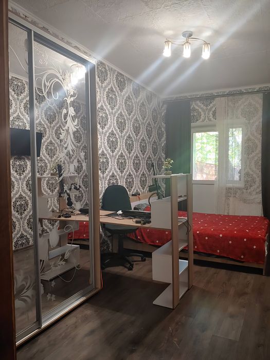 У продажу гарна велика 2-кімнатна квартира.