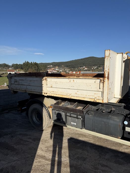 Renault kerax com ampiroll e grua