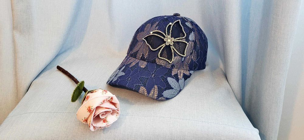 Boné /chapeu de mulher novo, com borboleta