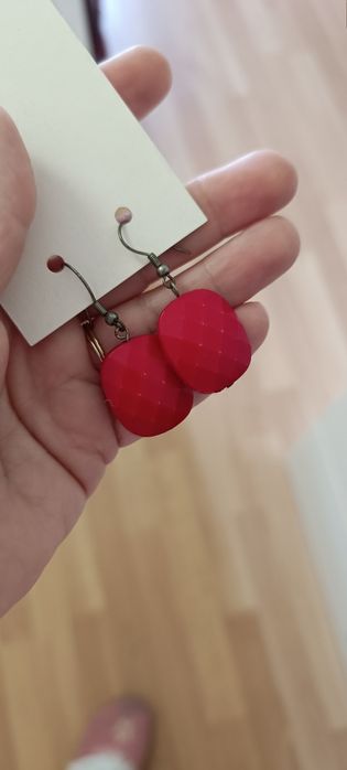 Brincos vermelhos