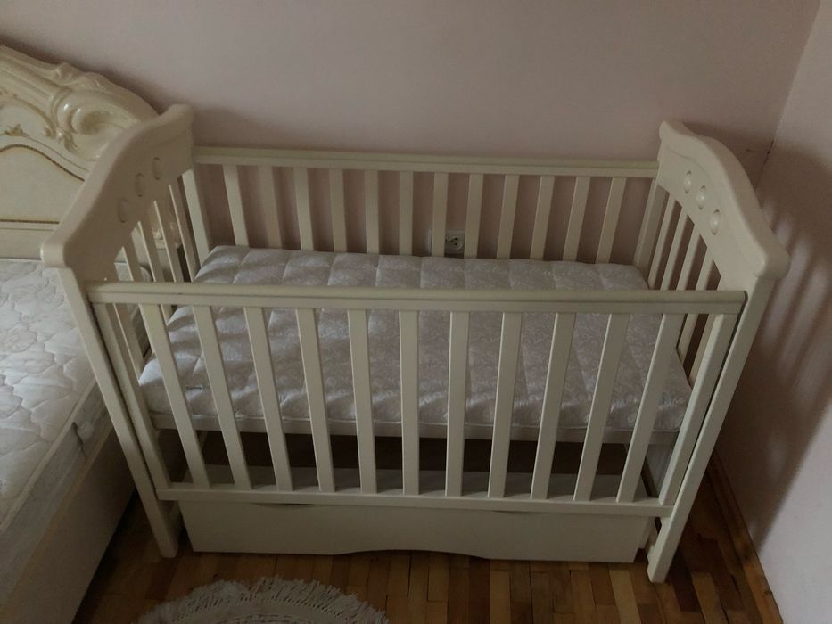 Ліжечко майже нове в зборі