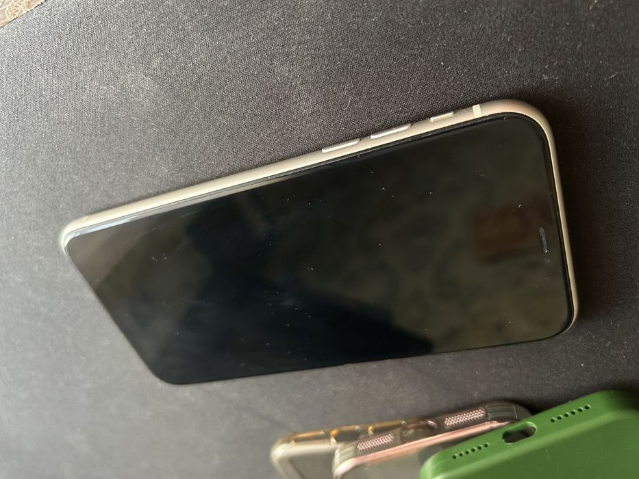 Iphone 11  64gb білий стан околоідеальний