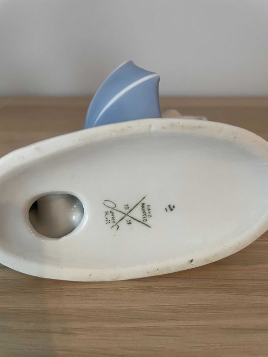 Porcelanowa figurka dziecko z kaczką - sygnowana