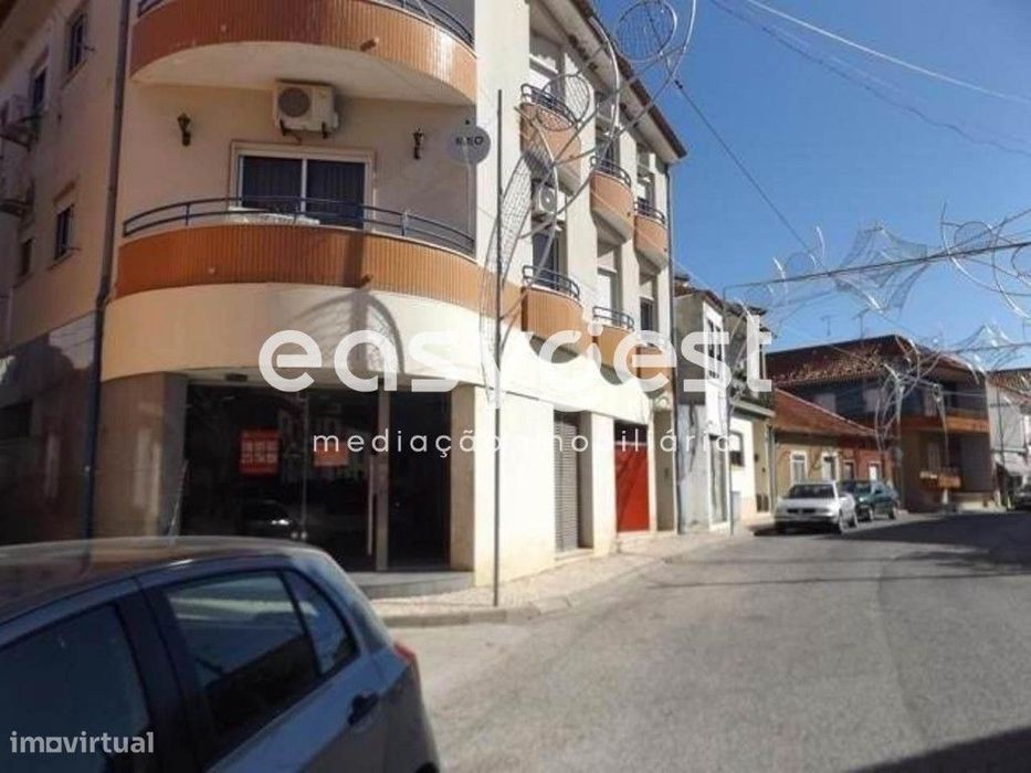 Loja muito bem localizada, com 2 pisos, em Amiais de Baixo.