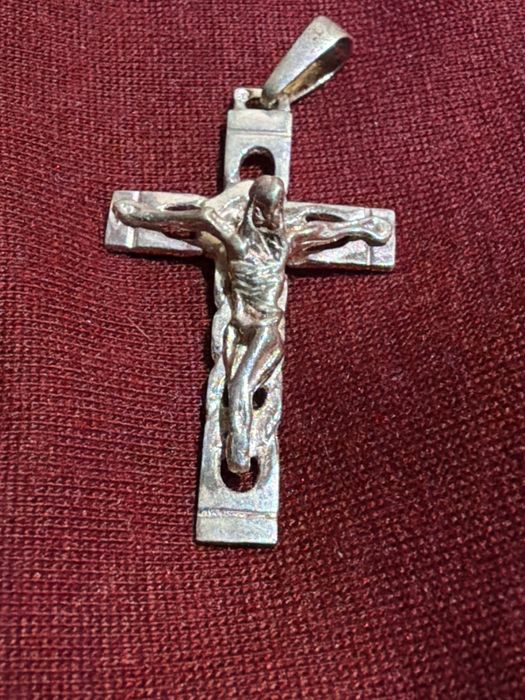 Crucifico de prata para fio