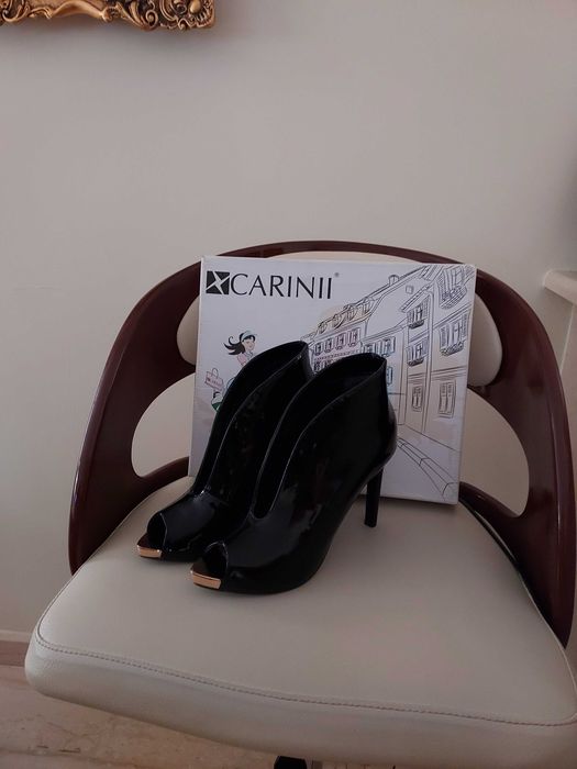 Botki Carinii lakierowane