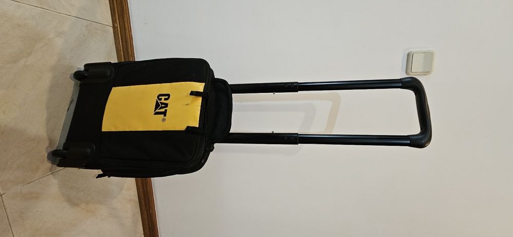 Mala CAT troley preto com várias bolsas interiores e para laptop.