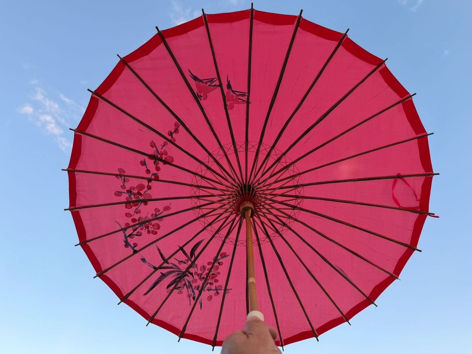 Sombrinha chinesa com estrutura em madeira