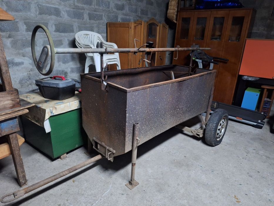 Assador de porco no espeto