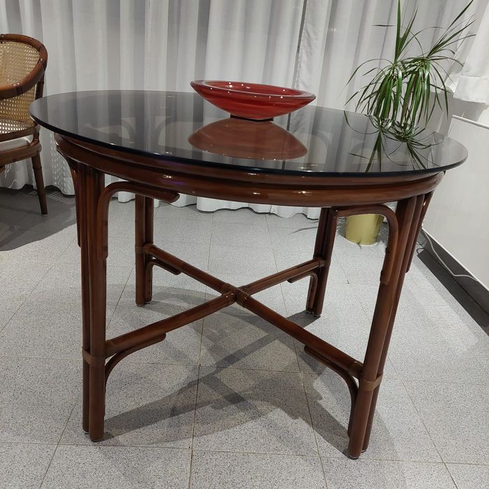 Mesa de jantar de madeira e vidro