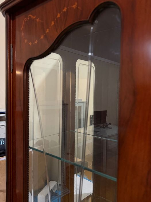 Cristaleira Clássica em Madeira – Excelente Estado – Com iluminação