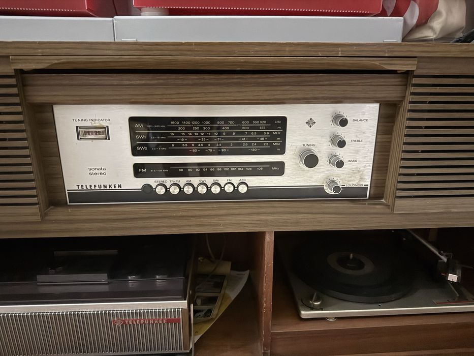 Móvel vintage Telefunken com rádio e gira-discos