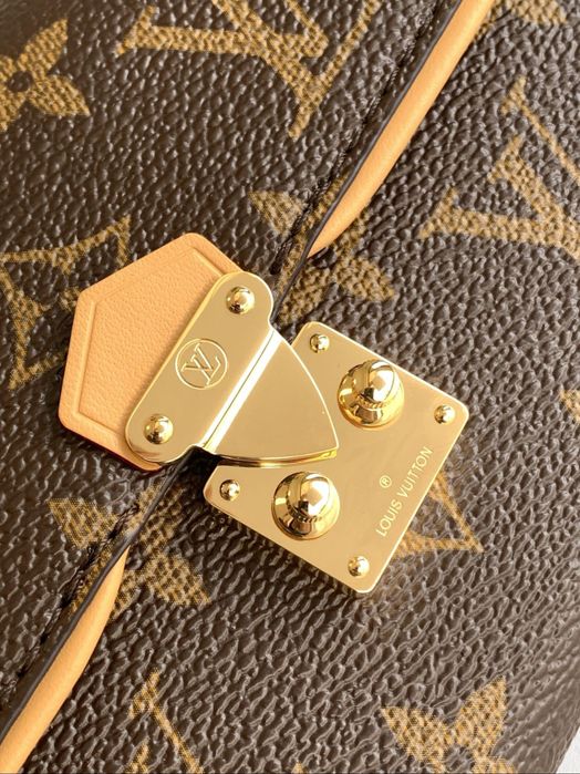 Сумочка в стилі LV