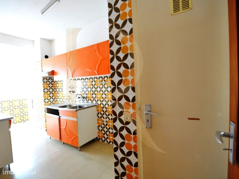 Apartamento T3 com elevador e varandas em Setúbal