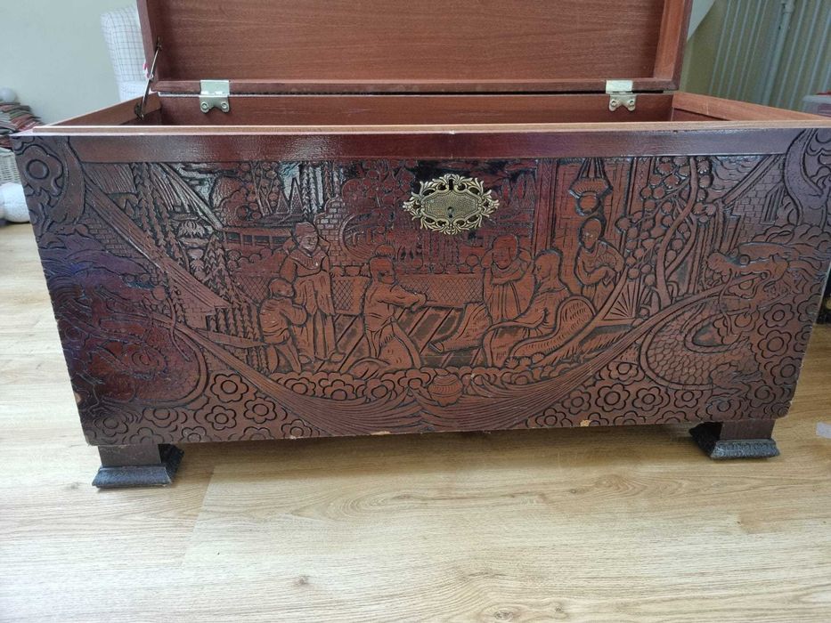 Arca/Baú Chinês Antigo em Madeira Entalhada - Cenas Orientais