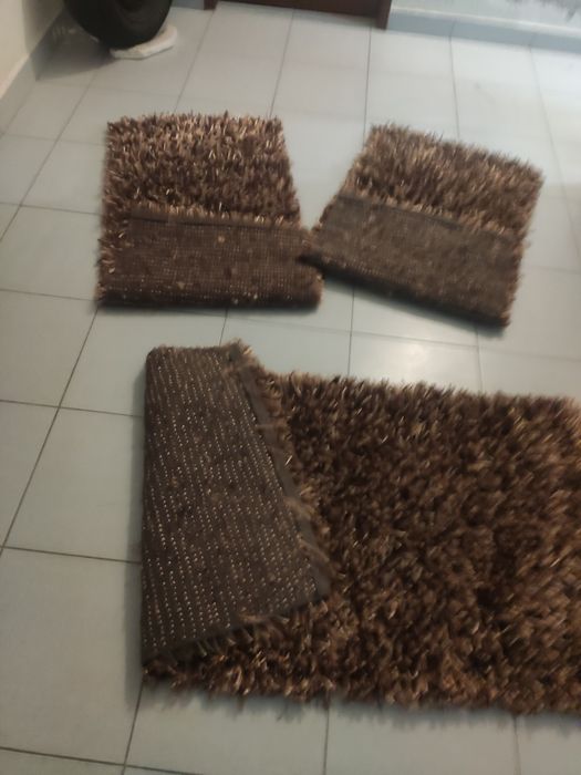 Tapetes quarto castanho com reflexos dourados pouco uso são 3