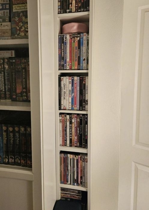 Wysoki biały wąski regał słupek skandynawski gnedby ikea na dvd półka książki