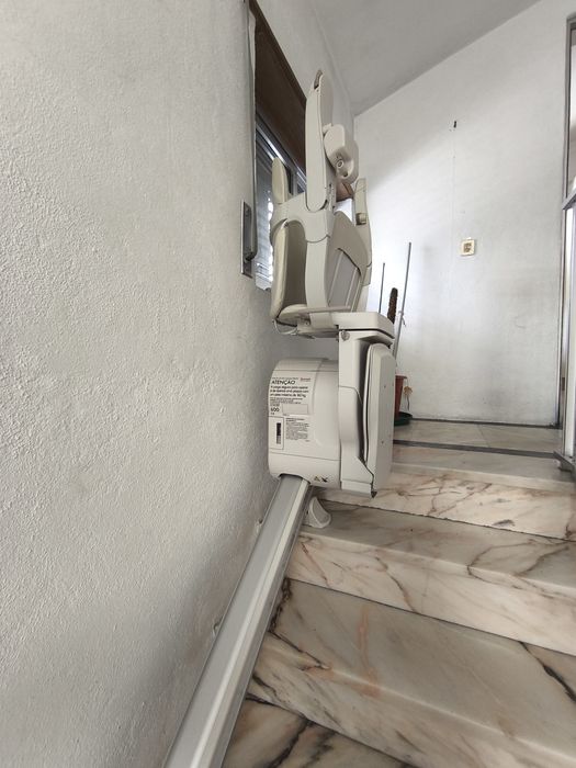 Cadeira elevatória Stannah - Modelo 600 com Carril Reto de +/- 4,50m