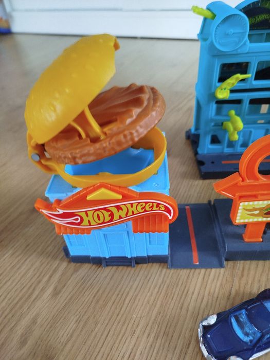 Hot Wheels kaskaderska burgerownia & ucieczka ze sklepu