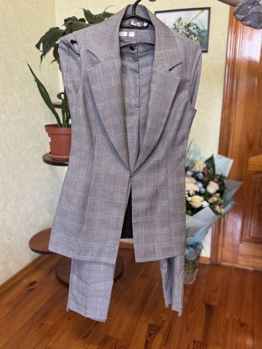 Стильний жіночий костюм (жилет + штани), розмір S
