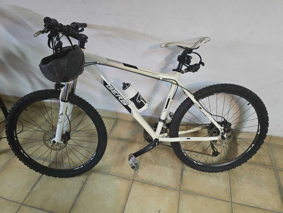 Bicicleta Berg Trailrock 9.0 Aluminium e capacete