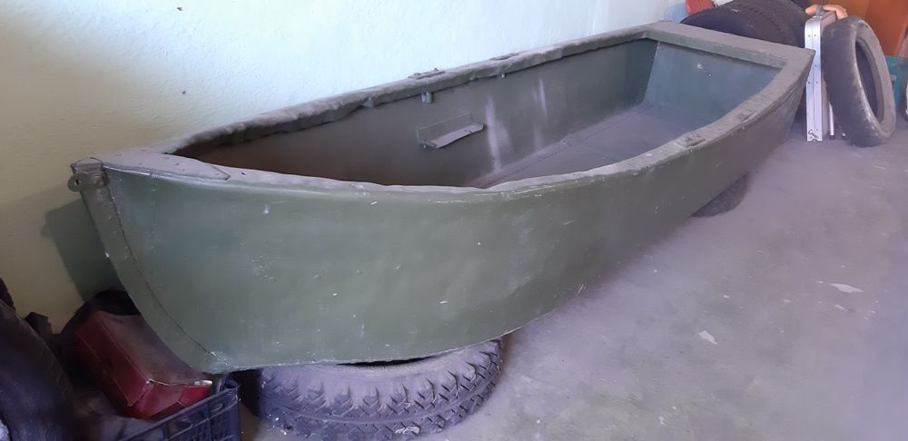 продам лодку пластик.