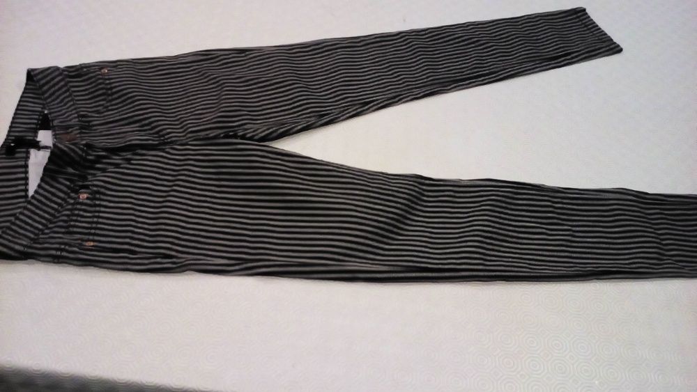 H&M - Calça de ganga - preta, com padrão "espinhas" - tamanho 34 - H&M