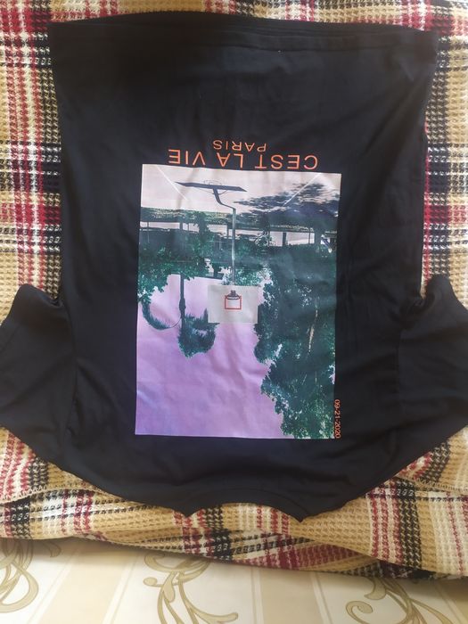 Футболка з принтом на спині