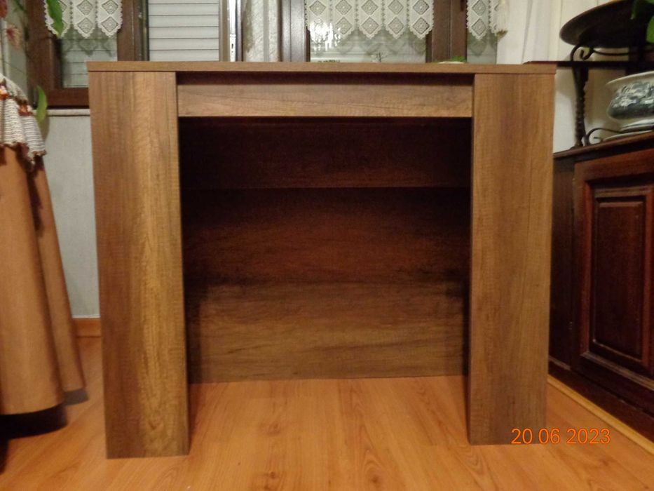 Consola que se transforma em mesa extensível