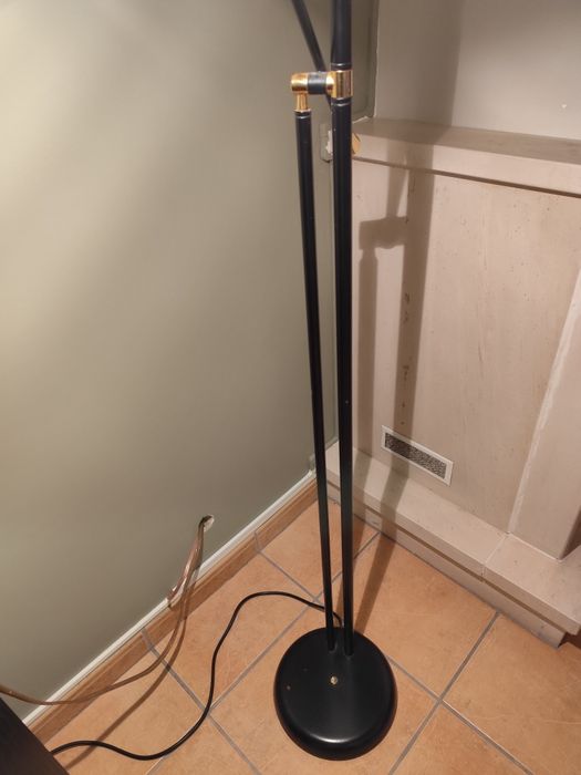 Candeeiro de pé com lâmpada de leitura