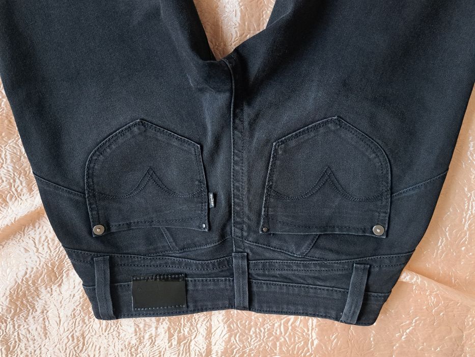 Чорные джинсы Levi's