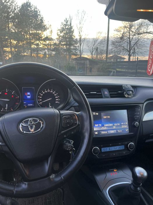 Toyota Avensis T27 polski salon