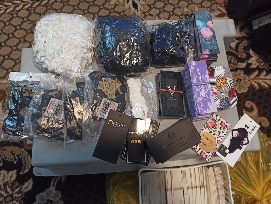 Нитки ,кнопки,стрази