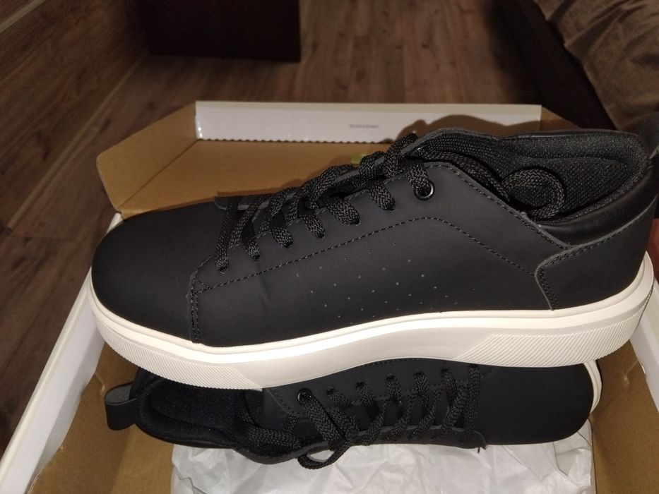 Продам новые кроссовки