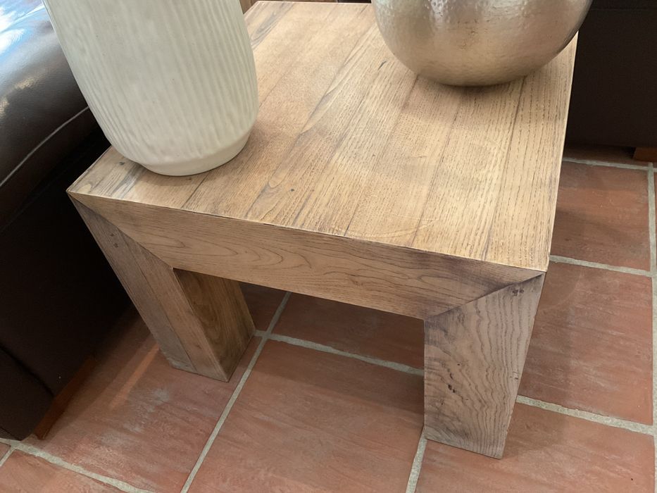 Mesa em madeira quadrada