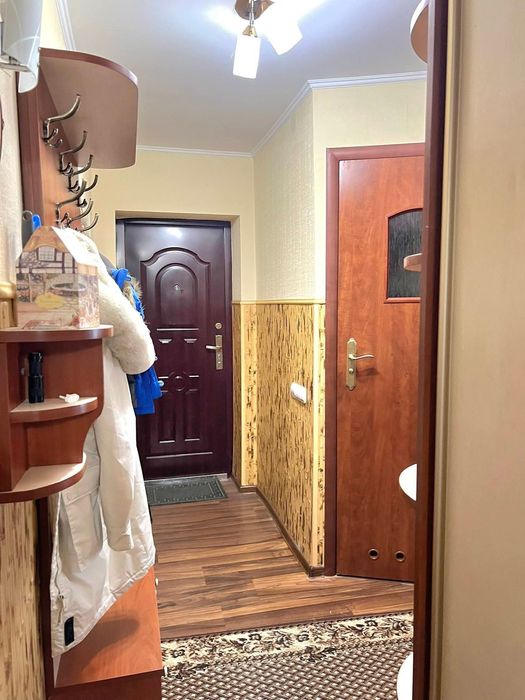 Продам 2-кім квартиру на другому поверсі