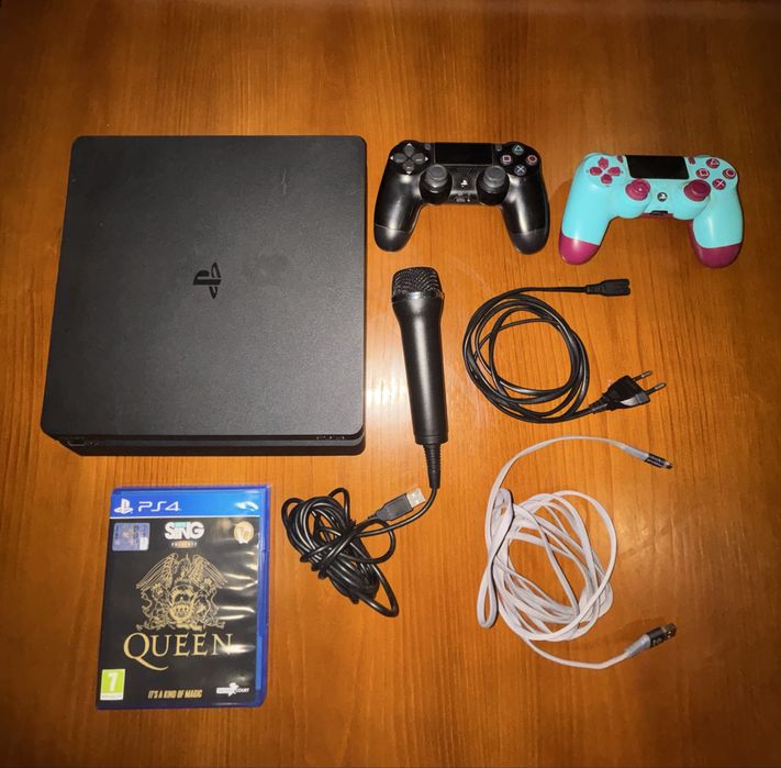 PS4 Slim 500GB + 2 Comandos + Let’s Sing Queen + Micro