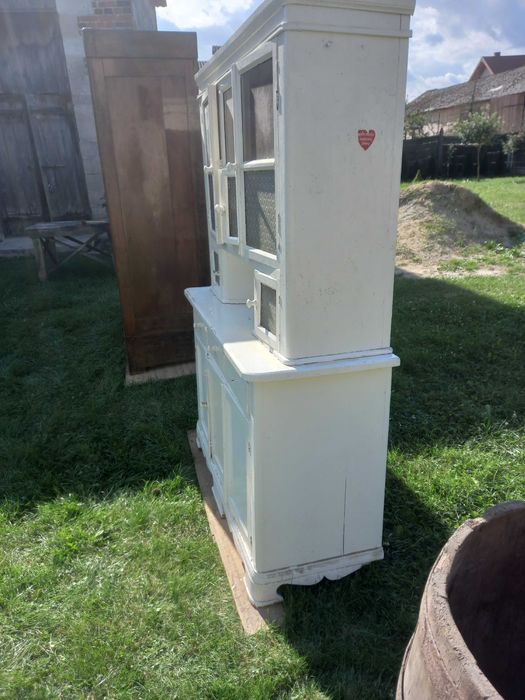 Stare meble i beczka