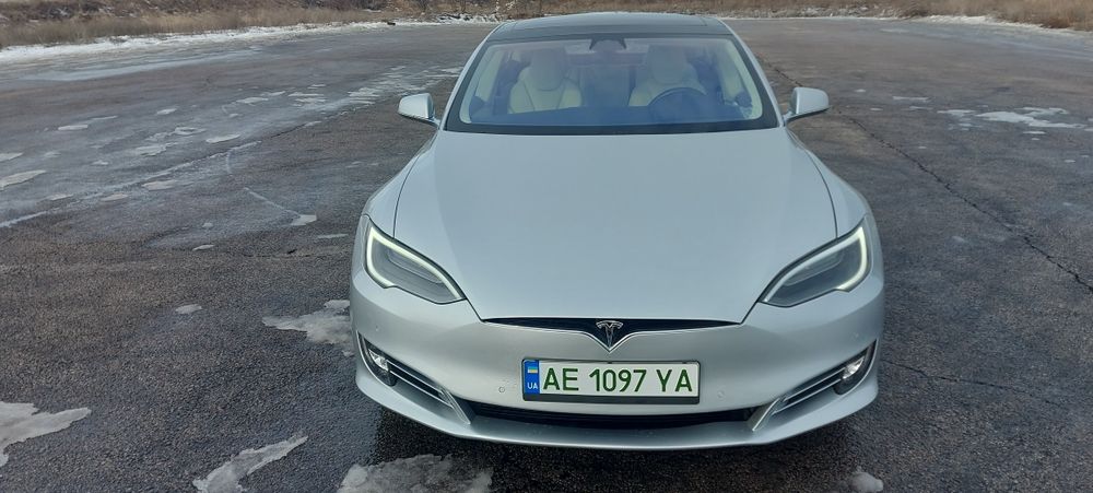 Тесла модель S 2017 г.
