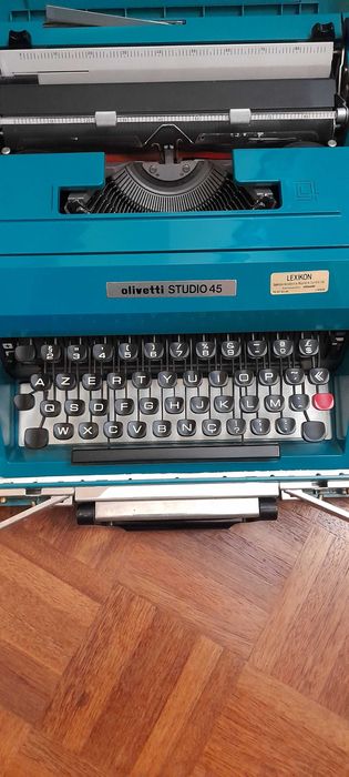 Maquina escrever antiga da marca Olivetti