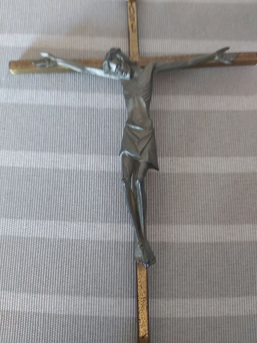 Crucifixo em metal