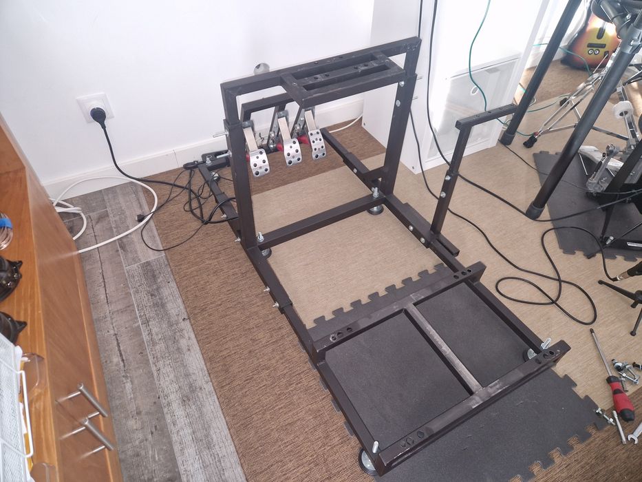 Cockpit simracing com suporte pedais invertidos