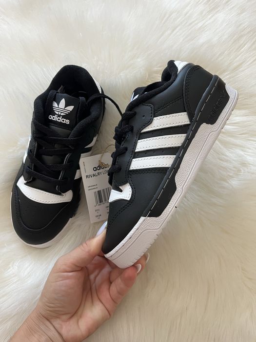 Кросівки фірмові